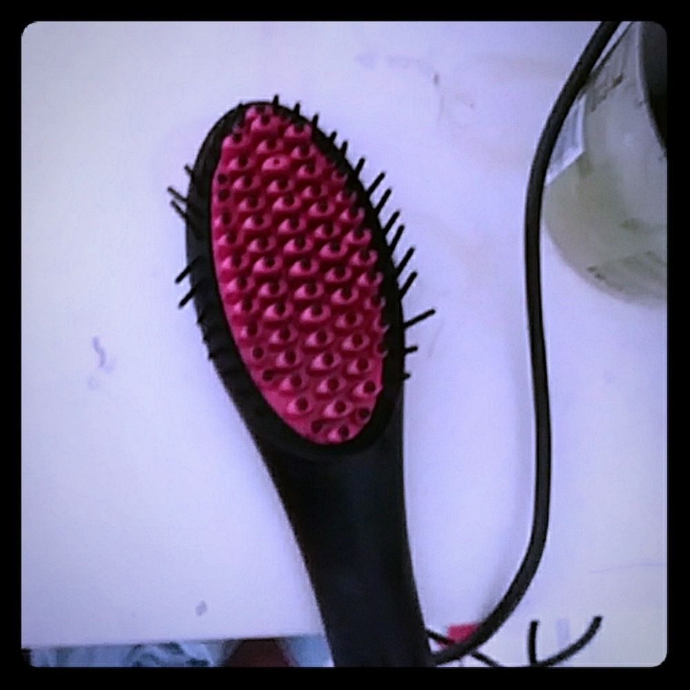 A straighting hair brush